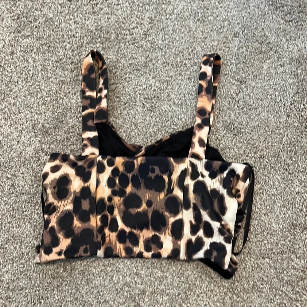 Bebe Leopard Crop Top - Picture 2 of 2